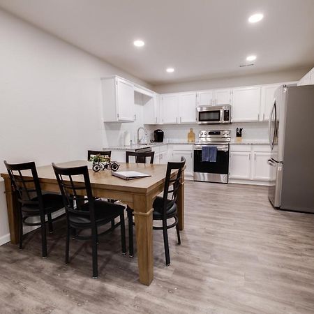 Trailside Townhouse - Close To Downtown & Bike Trails ベントンビル エクステリア 写真