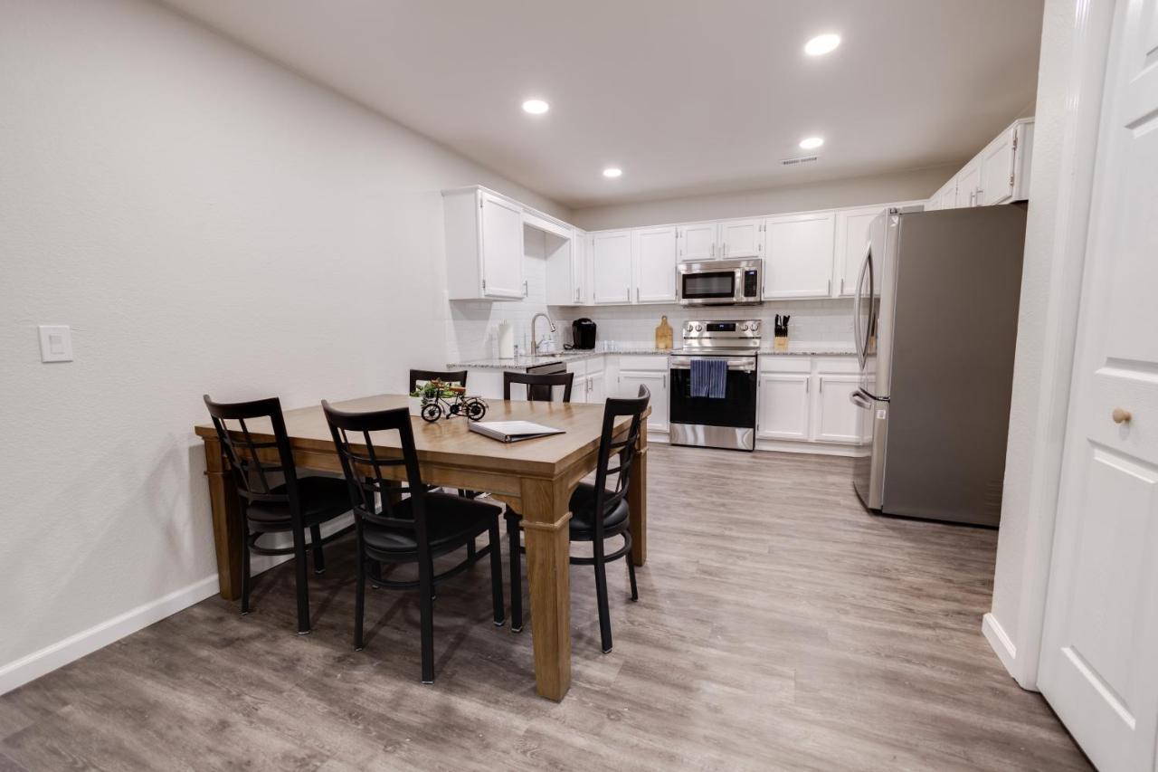 Trailside Townhouse - Close To Downtown & Bike Trails ベントンビル エクステリア 写真